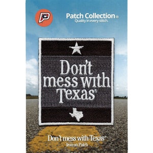 以下が含まれることがあります： アイロン接着パッチ。黒と白のデザインで、「Don't mess with Texas」の文字と、白い星とテキサス州の輪郭が描かれています。パッチはグレーの背景に黄色のラインが引かれています。