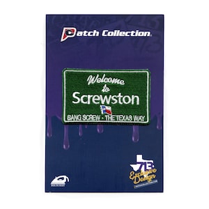 Könnte beinhalten: Ein grün-weißes Bügeleisen-Patch mit dem Text "Welcome to Screwston" und "Bang Screw - The Texas Way". Das Patch zeigt ein kleines Bild der Flagge von Texas.