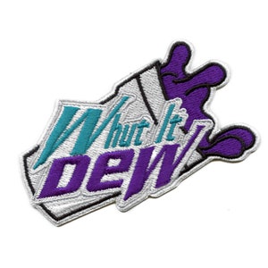 以下が含まれることがあります： 紫とターコイズブルーの刺繍パッチで、スタイリッシュなフォントで「What It Dew」というテキストが書かれています。