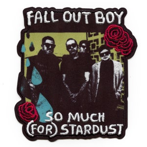Puede incluir: Parche de la banda Fall Out Boy con fondo negro, una foto de la banda y el texto "So Much (For) Stardust". El parche tiene rosas rojas y diseños de lágrimas azules.
