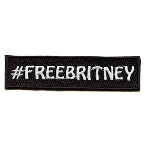 Puede incluir: Parche bordado negro con texto blanco que dice "#FREEBRITNEY".