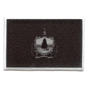 Könnte beinhalten: Schwarzer und weißer gestickter Aufnäher mit dem Staatssiegel von Maine. Das Siegel zeigt einen Kiefernbaum auf einem Schild mit den Worten "Maine" und "Dirigo" darunter.