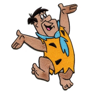 Puede incluir: Parche bordado con Fred Flintstone de Los Picapiedra. El parche muestra a Fred con su túnica naranja, corbata azul y pelo negro. El personaje de dibujos animados sonríe con los brazos levantados.