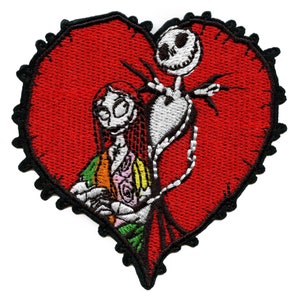 Könnte beinhalten: Gestickter Aufnäher mit Jack Skellington und Sally aus The Nightmare Before Christmas, vor einem roten Herzen. Der Aufnäher hat einen schwarzen, gezackten Rand und detaillierte Stickereien, ideal für Fans des Films.