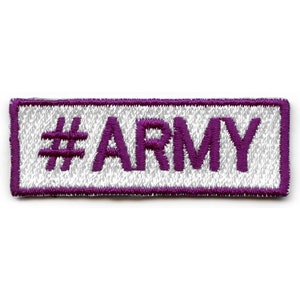 Puede incluir: Parche bordado morado con fondo blanco y el texto "#ARMY" en morado.