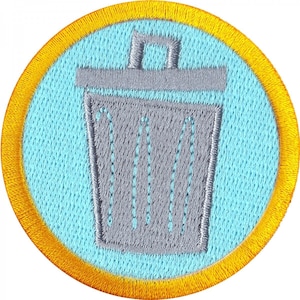 Könnte beinhalten: Ein runder, blauer und gelber gestickter Aufnäher mit einem grauen Mülleimer-Symbol in der Mitte.