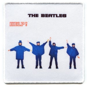 Könnte beinhalten: Ein weißer quadratischer Patch mit einem Schwarzweißbild der Beatles-Bandmitglieder in blauen Anzügen mit erhobenen Armen. Der Text "THE BEATLES" ist oben auf dem Patch in Schwarz gedruckt und "HELP!" ist unten in Orange gedruckt.