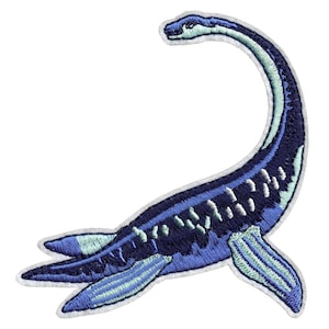 Puede incluir: Un parche bordado de un plesiosaurio azul y verde, un reptil marino prehistórico con cuello largo y aletas.