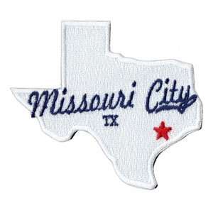 Op de afbeelding: Witte geborduurde patch in de vorm van de staat Texas met de tekst "Missouri City TX" in blauwe cursieve letters en een rode ster.
