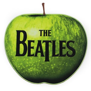 Könnte beinhalten: Ein grüner Apfel mit dem Text "THE BEATLES" in schwarzen Buchstaben.