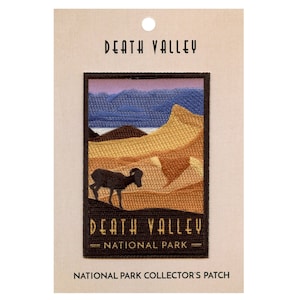 Op de afbeelding: Een bruin en zwart geborduurd patch met een bergketen en het silhouet van een dikhoornschaap. Het patch heeft de tekst "Death Valley National Park" in een zwart serif-lettertype.
