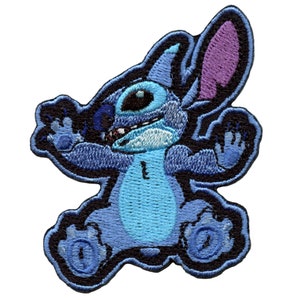 Puede incluir: Parche bordado azul y morado de Stitch de Lilo & Stitch. Stitch está sentado con los brazos extendidos y la boca abierta.