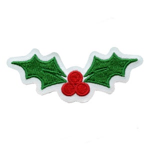 Può includere: Una foglia di agrifoglio verde con bacche rosse ricamate su uno sfondo bianco. Questa è una toppa a tema natalizio.