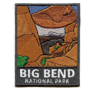Pode incluir: Etiqueta bordada com uma imagem estilizada de um cânion em cores castanho, laranja e verde. O texto "BIG BEND NATIONAL PARK" é exibido em letras brancas sobre um fundo cinzento.