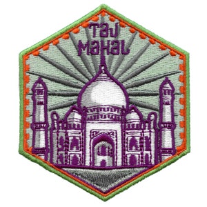 Może przedstawiać: Naszywka haftowana przedstawiająca białą i fioletową ilustrację Tadź Mahal, z napisem "TAJ MAHAL" w szarym kolorze nad budynkiem. Naszywka ma zieloną, pomarańczową i białą obwódkę.