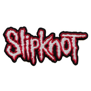 Puede incluir: Parche bordado blanco con el logotipo "Slipknot" y contorno rojo sobre fondo negro.