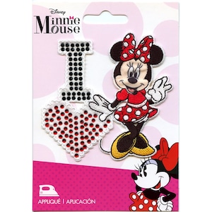 Op de afbeelding: Strijk-op patch set met Minnie Mouse met de woorden "I Love" in strass. De set bevat een rood hart met strass, een zwarte "I" met strass en een rood-witte Minnie Mouse met een rode strik.
