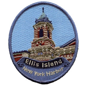 Può includere: Una toppa ricamata blu con un'immagine dettagliata di Ellis Island nel porto di New York. La toppa presenta un edificio in mattoni rossi con una torre e il testo "Ellis Island New York Harbor".