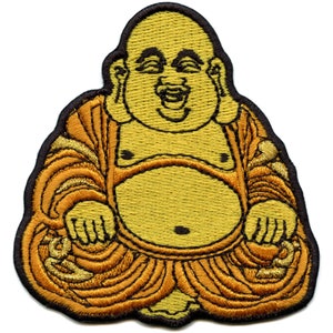 Puede incluir: Parche bordado de un Buda sonriente de color amarillo sentado en posición de meditación. El Buda lleva una túnica marrón con detalles dorados.