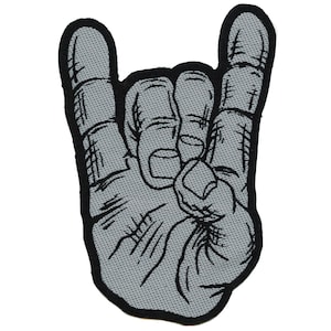 Może przedstawiać: Szara i czarna naszywka do prasowania przedstawiająca rękę wykonującą gest rock and roll.