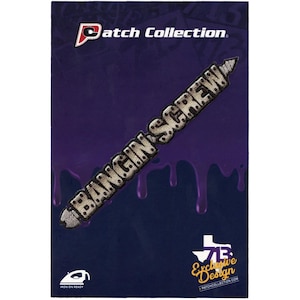 Könnte beinhalten: Bügeleisen-Patch mit einer silbernen Schraube mit der Aufschrift "Bangin Screw" in schwarzen Buchstaben. Der Patch hat einen violetten Hintergrund mit tropfendem violettem Lack.