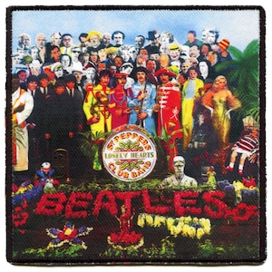 Puede incluir: Un parche bordado con la portada del álbum de los Beatles, Sgt. Pepper's Lonely Hearts Club Band. El parche presenta una gran imagen colorida de los miembros de la banda rodeados de varias personas y objetos. El nombre de la banda está escrito en flores rojas en la parte inferior del parche.