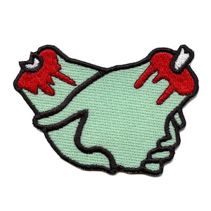 Może przedstawiać: Zielony haftowany naszywka z dwoma krwawymi rękami, które się podają, z czerwonymi ściegami dla krwi.