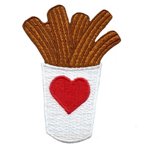 Puede incluir: Un parche bordado para planchar que presenta una taza de papel blanca con un corazón rojo y una pila de churros marrones en la parte superior.