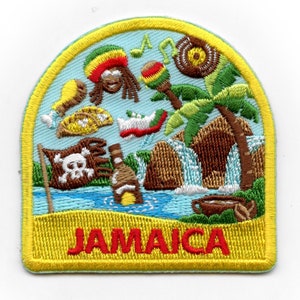 Może przedstawiać: Haftowana naszywka z motywem jamajskim. Projekt zawiera wodospad, palmę, marakasy, nuty muzyczne i piracką flagę. Słowo "JAMAICA" jest wyhaftowane na czerwono na żółtej obwódce.