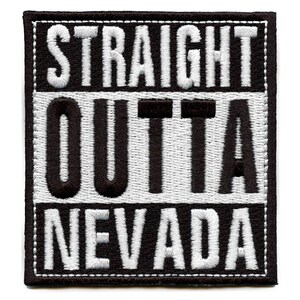 Könnte beinhalten: Schwarzer und weißer gestickter Aufnäher mit dem Text "STRAIGHT OUTTA NEVADA".