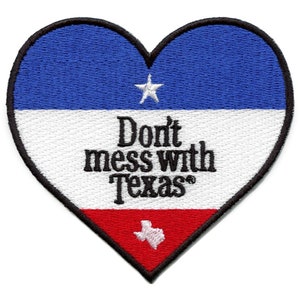 Op de afbeelding: Een hartvormige patch in rood, wit en blauw met een witte ster en de tekst "Don't mess with Texas" in zwart. De omtrek van de staat Texas is in wit op een rode achtergrond.