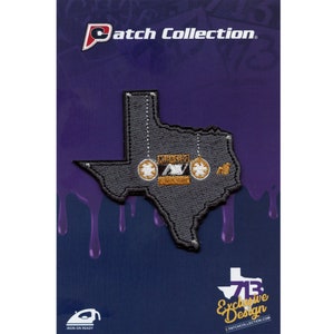 Könnte beinhalten: Bügeleisen-Patch mit einer grauen Umrandung des Bundesstaates Texas mit drei goldenen Ornamenten, die von oben hängen. Die Ornamente haben ein weiß-goldenes Design mit dem Text "TEXAS" darauf. Der Patch befindet sich auf einem violetten Hintergrund mit dem Text "Patch Collection" oben und "713 Exclusive Design" unten.