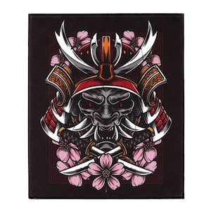 Op de afbeelding: Een zwart en rood samurai-krijgermasker met een woeste uitdrukking, omringd door roze kersenbloesems en gekruiste zwaarden.