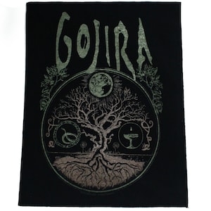 Puede incluir: Parche negro con un gráfico verde y blanco de un árbol con raíces, una luna y un cáliz. La palabra "GOJIRA" está sobre el árbol en una fuente verde.