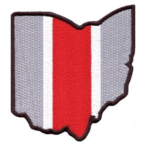 Puede incluir: Un parche bordado en forma del estado de Ohio, con una franja roja en el centro y franjas blancas a cada lado. El parche es de color rojo, blanco y gris.