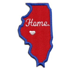 Op de afbeelding: Rode geborduurde patch in de vorm van de staat Illinois met een blauwe omtrek. De patch zegt "Home" in witte cursieve letters met een wit hart boven het woord.