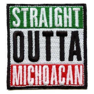 以下が含まれることがあります： 「STRAIGHT OUTTA MICHOACAN」の文字が刺繍されたパッチ。パッチは、緑色の上の部分、白い中央部分、赤い下の部分が特徴です。テキストは白と黒で、黒い縁取りがあります。