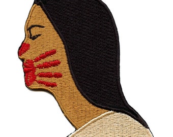 Vermiste en vermoorde inheemse vrouwen patchen het geborduurde ijzer van het inheemse culturele bewustzijn op AC5