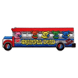 Könnte beinhalten: Ein blauer und roter Schulbus mit den Worten "Grateful Dead" an der Seite. Der Bus hat fünf Fenster und ein "Stop"-Schild. In den Fenstern befinden sich fünf bunte Bären. Der Bus hat ein "On Tour"-Schild hinten.
