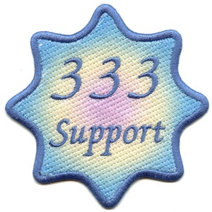 Könnte beinhalten: Ein blauer sternförmiger Patch mit einem Regenbogen-Ombre-Hintergrund. Der Patch hat die Nummer 333 in Blau gestickt und das Wort "Support" in Blau unter der Nummer gestickt.
