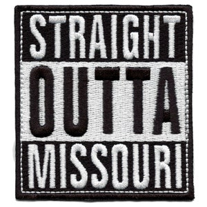 Puede incluir: Parche bordado en blanco y negro con el texto "STRAIGHT OUTTA MISSOURI".