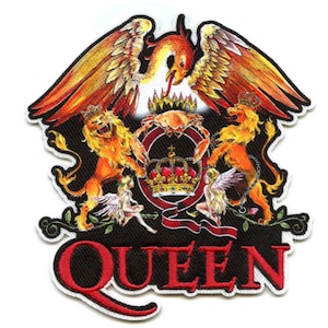 Pode incluir: Um remendo bordado preto e vermelho com o logotipo da banda Queen. O logotipo inclui uma fênix, dois leões, uma coroa e um caranguejo. A palavra "QUEEN" está escrita em vermelho abaixo do logotipo.