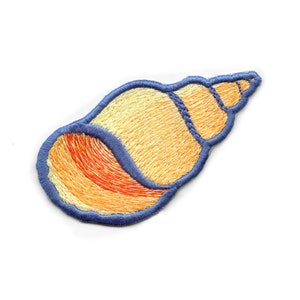 Op de afbeelding: Een geborduurde patch met een gele en oranje schelp met een blauwe omtrek. De schelp is spiraalvormig met een punt.