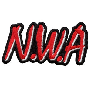 Op de afbeelding: Rode, witte en zwarte geborduurde patch met het woord "N.W.A." in een gestileerd lettertype.