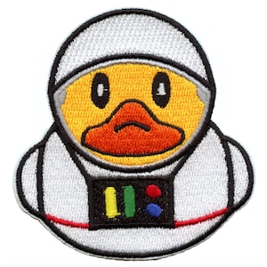 Op de afbeelding: Geborduurde patch met een gele eend in een wit astronautenpak met zwarte rand. De eend heeft een feloranje snavel en draagt een witte helm. Het astronautenpak heeft een zwart paneel met gekleurde knoppen.