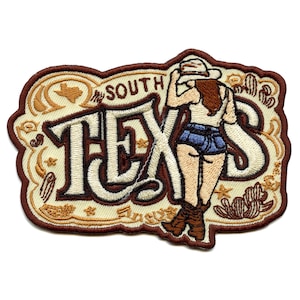 Può includere: Toppa ricamata con una donna in pantaloncini di jeans e un cappello da cowboy, in piedi davanti alle parole "South Texas". La toppa ha un bordo marrone e uno sfondo crema.