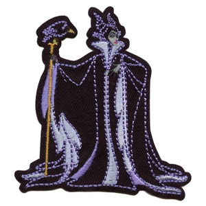Op de afbeelding: Een geborduurde strijk-op patch met Maleficent uit Disney's Doornroosje. Ze is afgebeeld in haar iconische paarse jurk met een zwarte raaf op haar staf.
