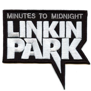 Op de afbeelding: Zwart-witte geborduurde patch met de tekst "Minutes to Midnight" en de bandnaam "Linkin Park" in een gestileerd lettertype.