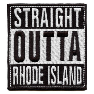 Peut inclure: Écusson brodé noir et blanc avec le texte "STRAIGHT OUTTA RHODE ISLAND".
