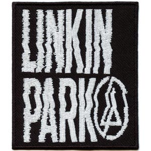 Peut inclure: Écusson brodé noir avec le nom du groupe "LINKIN PARK" en grandes lettres blanches stylisées. En dessous du nom du groupe se trouve un logo blanc. L'écusson a une bordure noire.